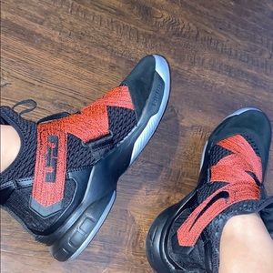Men’s size 8 LeBron James soldier xii